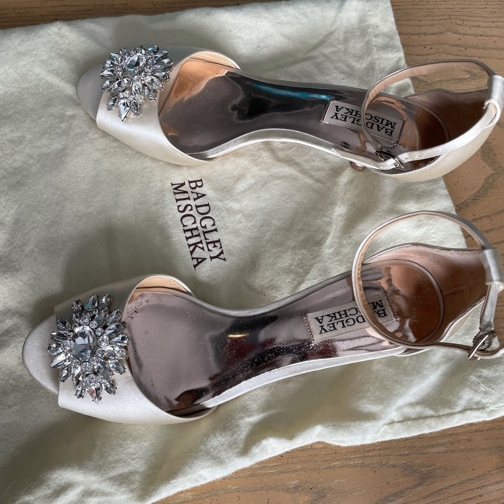 Badgley Mischka kitten heel shoes Sz 7.5